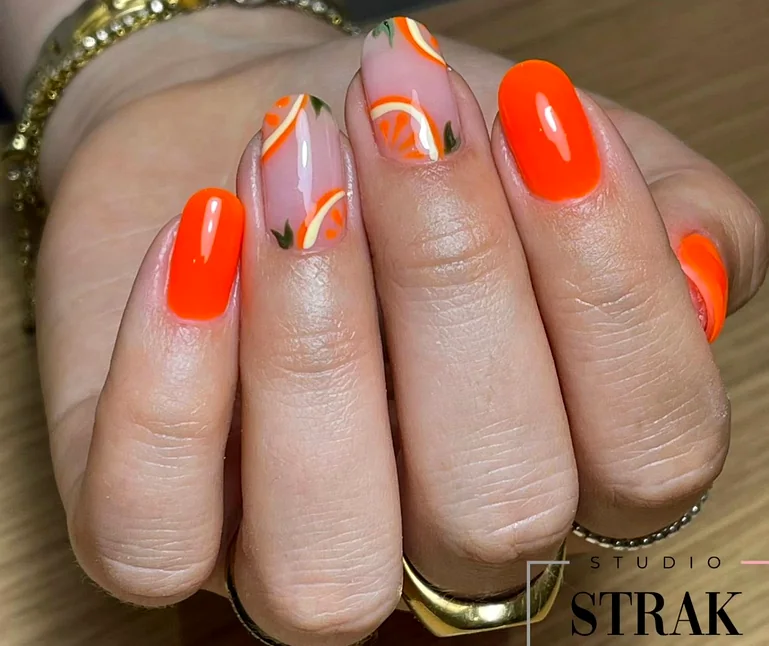 Nail art met chrome en holographic finish